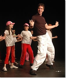 <p>Tänzer mit Kindern</p><br />
